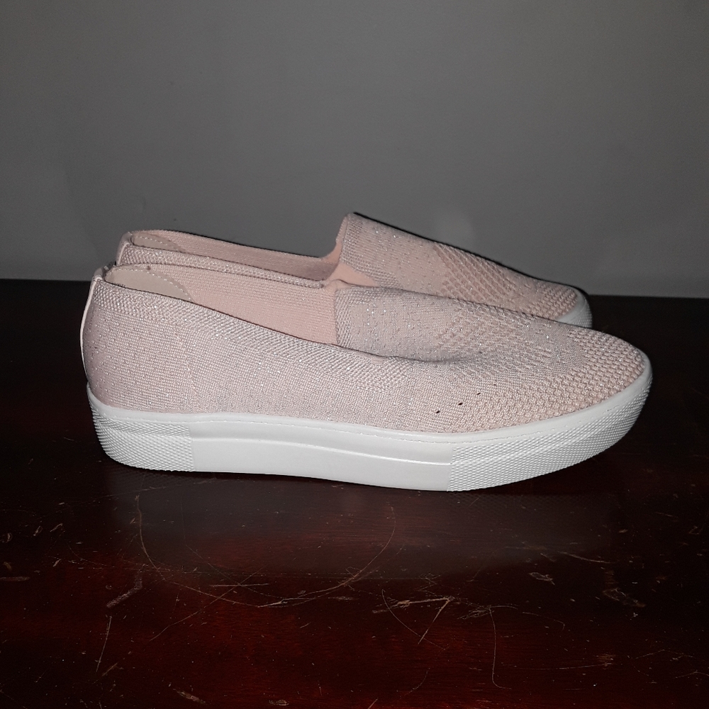 Cute pink sparkle shoes ! Only worn once !